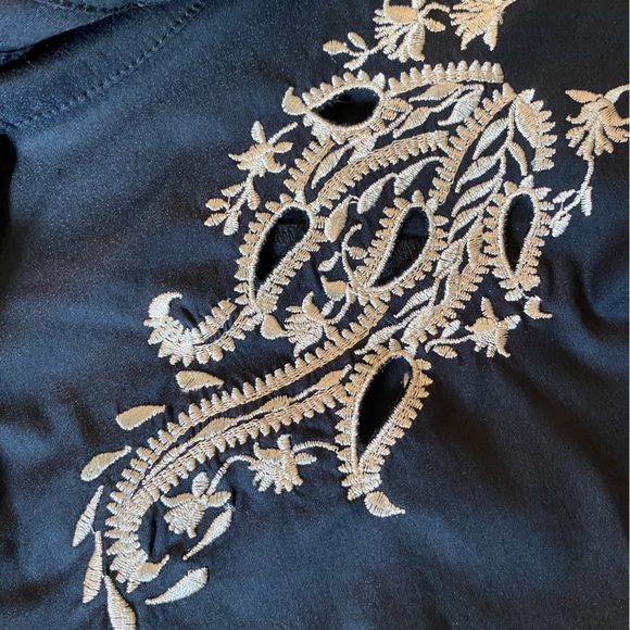 🖤 Pretty Black Embroidered Button-Down - Picture 4 of 14